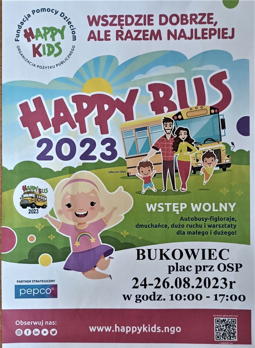 szczęśliwe dzieci aktywnie spędzają czas z rodzicami w Happy Bus