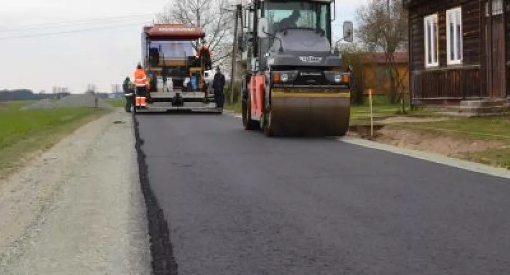 ciężki sprzęt wykonuje prace związane z remontami i modernizacją drogi