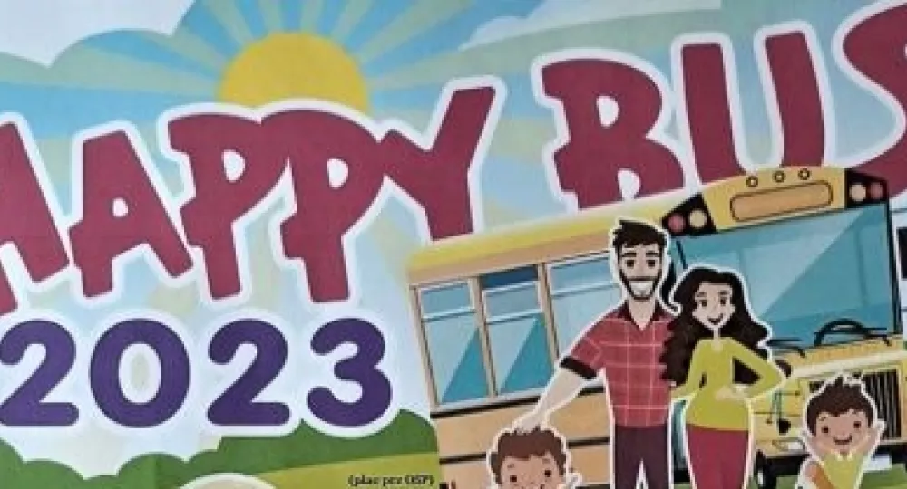 szczęśliwe dzieci aktywnie spędzają czas z rodzicami w Happy Bus