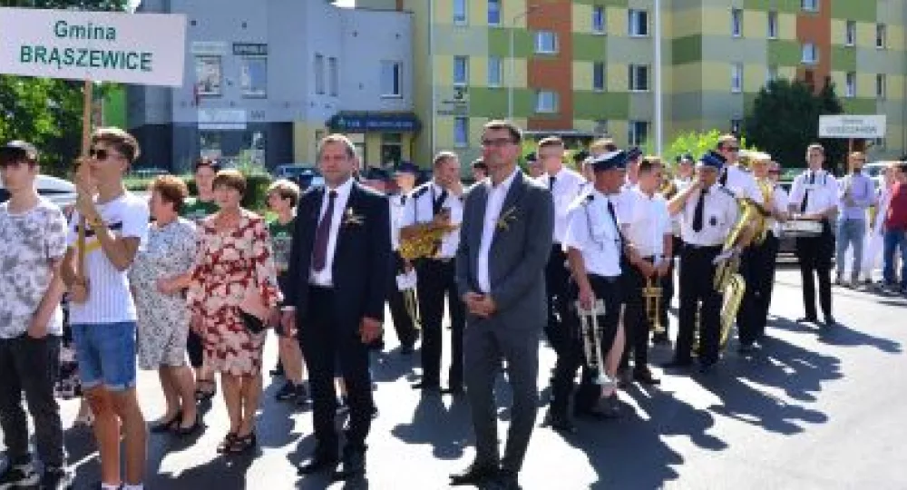 mieszkańcy gminy brąszewice wraz z orkiestrą i grupą kobiet w strojach regionalnych na otwarciu jarmarku powiatowego