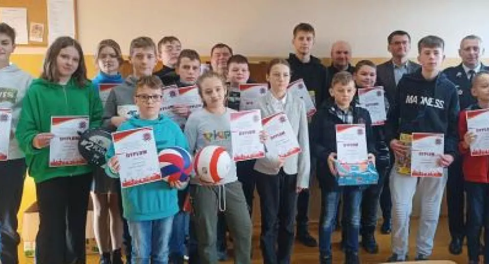 zwycięzcy spośród młodzieży biorącej udział w konkursie Ogólnopolskiego Turnieju Wiedzy Pożarniczej "Młodzież Zapobiega Pożarom" na etapie gminnym