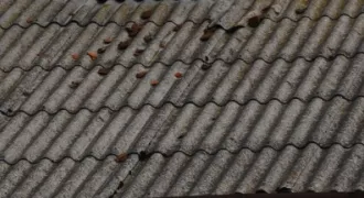 rakotwórczy azbest wykorzystany do budowy dachu w budynku mieszkalnym