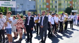 mieszkańcy gminy brąszewice wraz z orkiestrą i grupą kobiet w strojach regionalnych na otwarciu jarmarku powiatowego