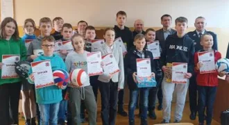 zwycięzcy spośród młodzieży biorącej udział w konkursie Ogólnopolskiego Turnieju Wiedzy Pożarniczej "Młodzież Zapobiega Pożarom" na etapie gminnym