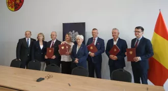 podpisanie umowy RFRD (fot.www.powiat-sieradz.pl)