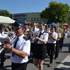 orkiestra dęta podczas występu w towarzystwie mieszkańców gmin na Sieradzkim Jarmarku Powiatowym