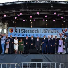 przemowa reprezentacji powiatów na dużej scenie podczas dwunastego Sieradzkiego Jarmarku Powiatowego
