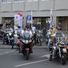 kolumna motocyklistów w skórzanych strojach z jednakowym logo przybyła wziąć czynny udział w Sieradzkim Jarmarku Powiatowym