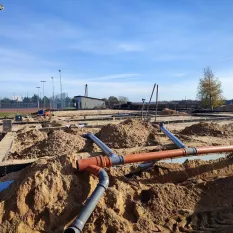 początek budowy sali gimnastycznej - rożlożenie sieci kanalizacyjnej pod przyszłymi fundamentami budynku