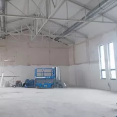 surowe wnętrze budynku sali gimnastycznej podczas budowy