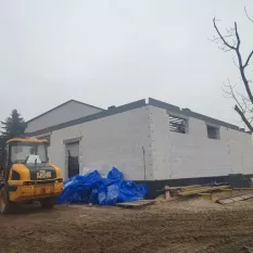 początek budowy sali gimnastycznej - surowa bryła budynku bez okien i drzwi