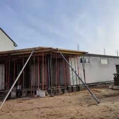 początek budowy sali gimnastycznej przy bryle budynku powstaje wzmocnienie pod budowę dachu