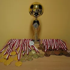 puchar i medale dla zwycięzców turnieju gminnego w piłce nożnej halowej 